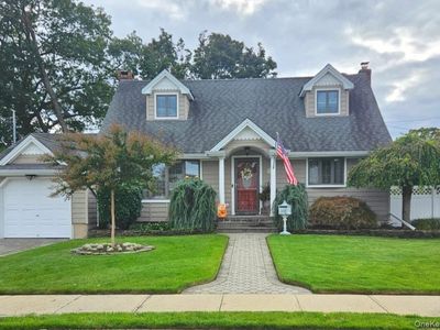 681 N Clinton Avenue, Lindenhurst, NY, 11757