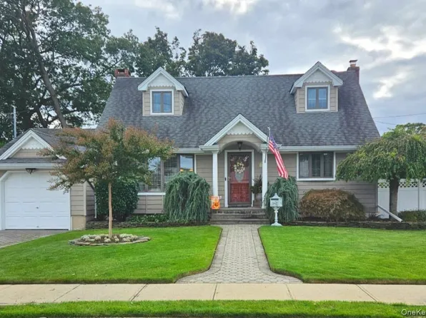681 N Clinton Avenue, Lindenhurst, NY 11757