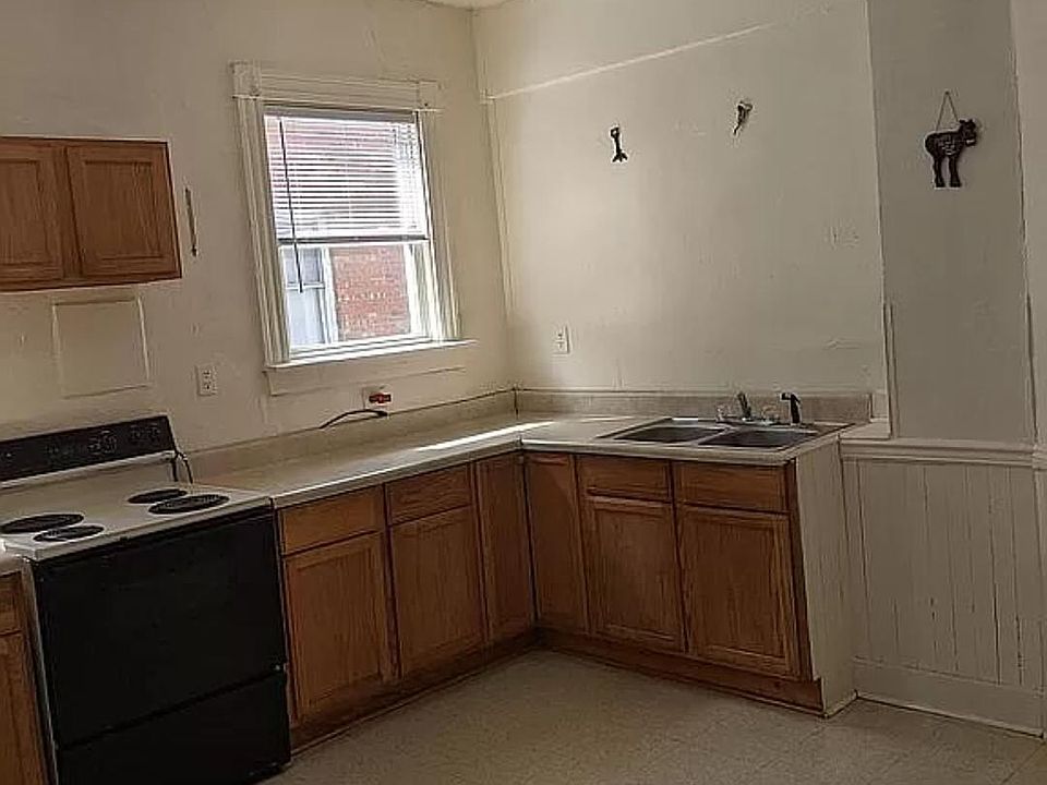 2nd image of 117 N Marion Ave #1