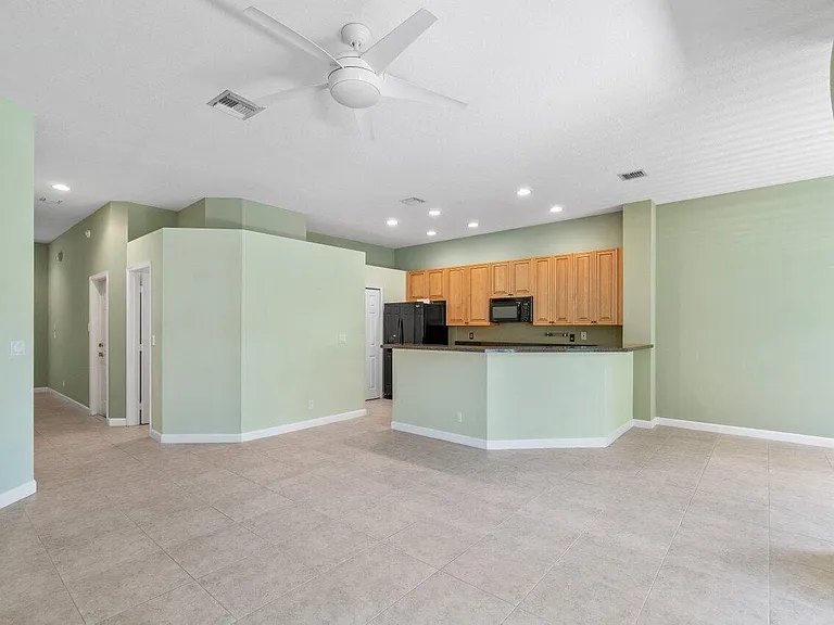 526 Commons Dr — Photo 10