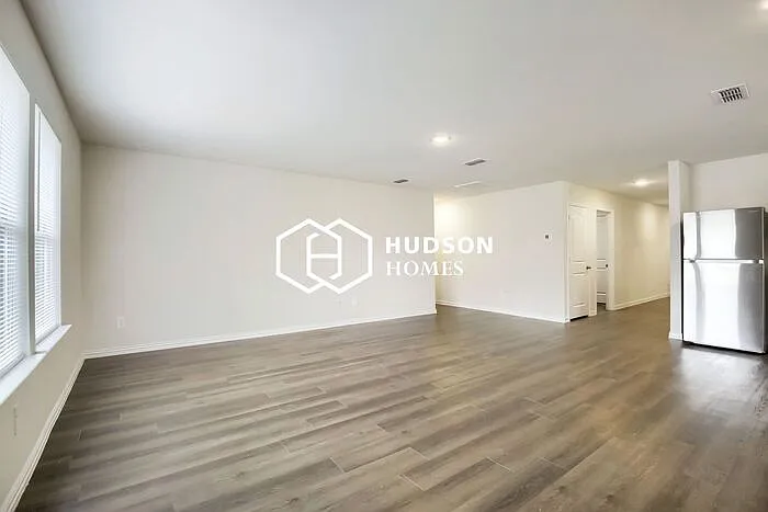3 bed, 2.0 bath, 1600 sqft, $1,285 — Photo 3