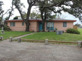 611 E King St, Rockport, TX 78382
