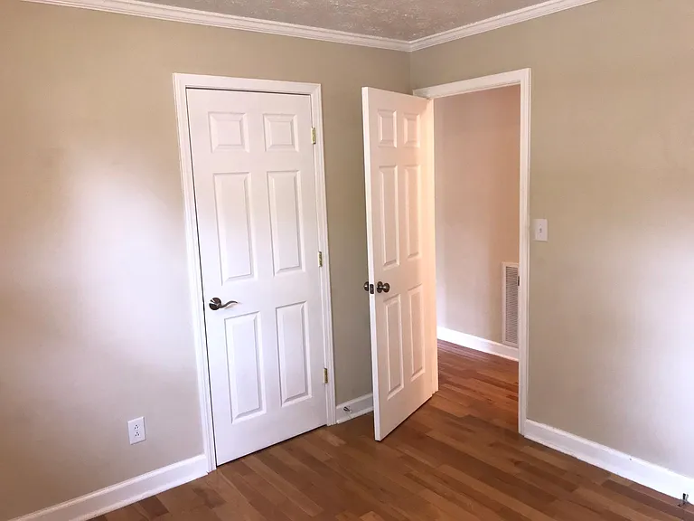 1203 Hales Ct — Photo 4