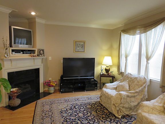 Family room w/ gas fireplace