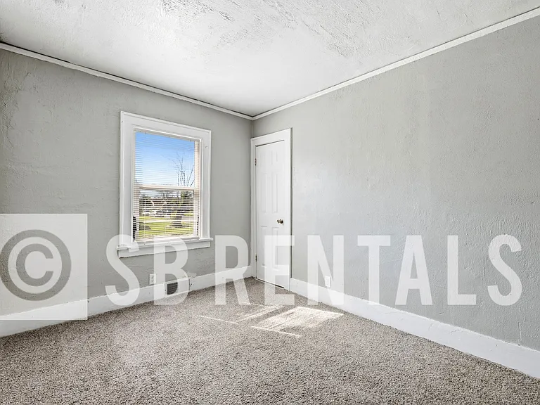 2410 Linden Ave — Photo 6