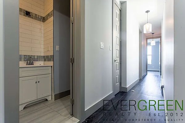 Rented by Evergreen Apartments BK | media 6