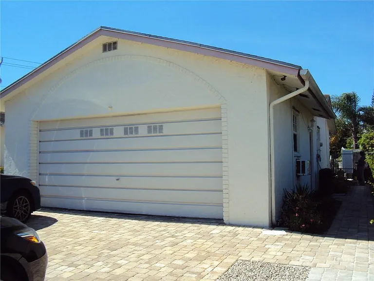 10132 Windtree Ln S — Photo 7