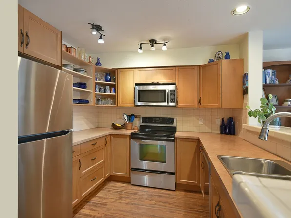 5711 Ebbtide St #303, Sechelt, BC V7Z 0J5