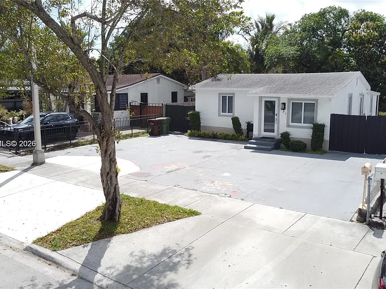 734 W 32nd St — Photo 1