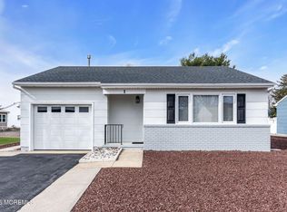 1 Hampshire Rd, Toms River, NJ 08757