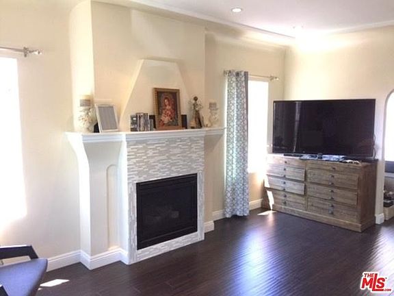 3rd image of 939 1/2 N Croft Ave