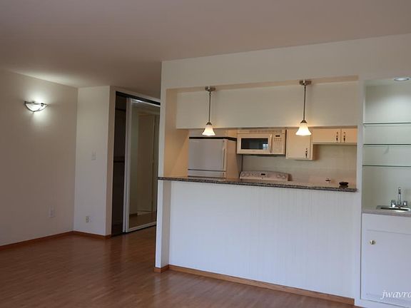 5th image of 2261 Sacramento St APT 202