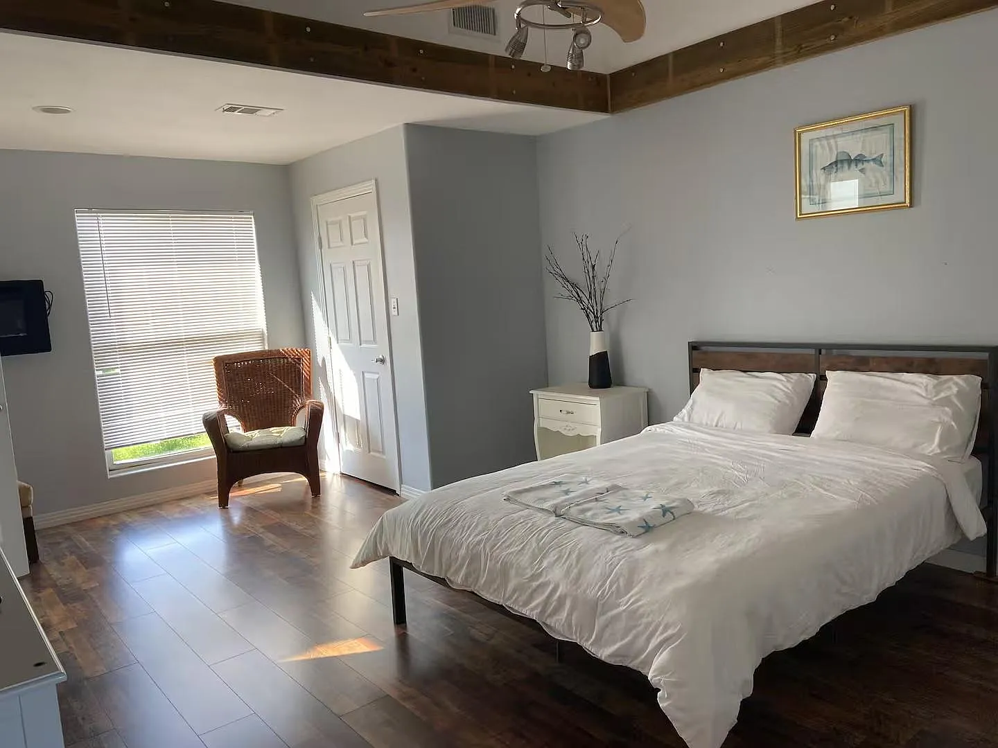 4 bed, 3.0 bath, 2200 sqft, $3,600 — Photo 4