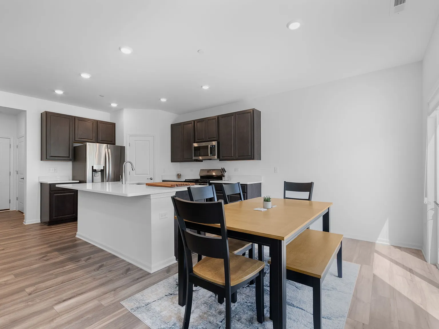 3 bed, 2.5 bath, 1840 sqft, $3,200 — Photo 4