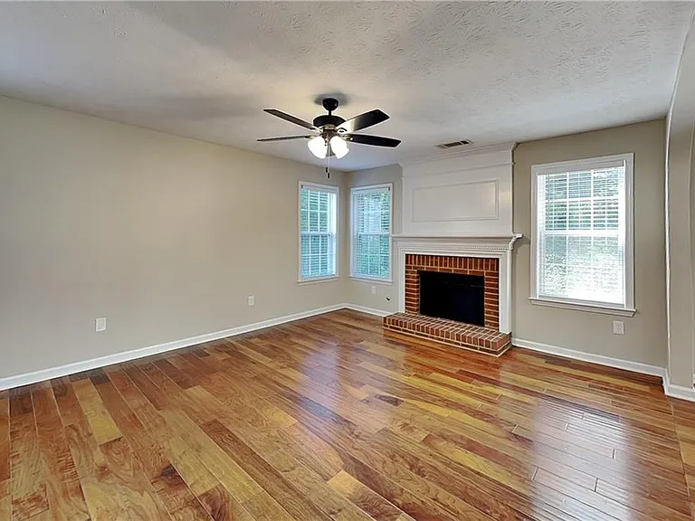 1045 Winthrope Chase Dr — Photo 2