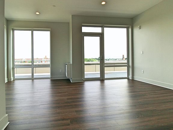 3rd image of 1292 Westminster St #501