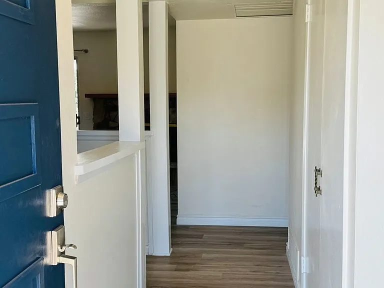 2105 E Petunia St — Photo 2