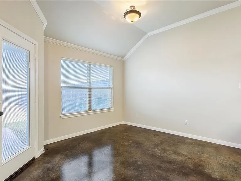 621 Monticello Cir — Photo 11