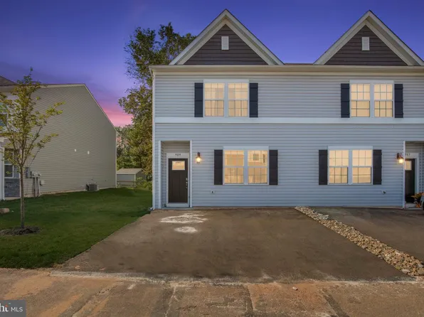 909 Still Waters Ln, Pennsburg, PA 18073
