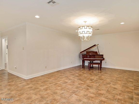 3rd image of 216 Live Oak Dr