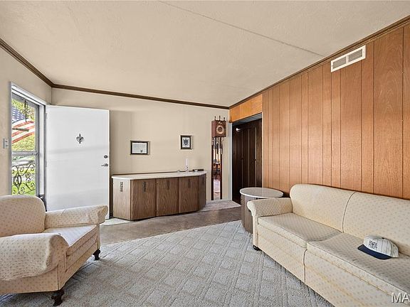 5th image of 114 Saint James Ln