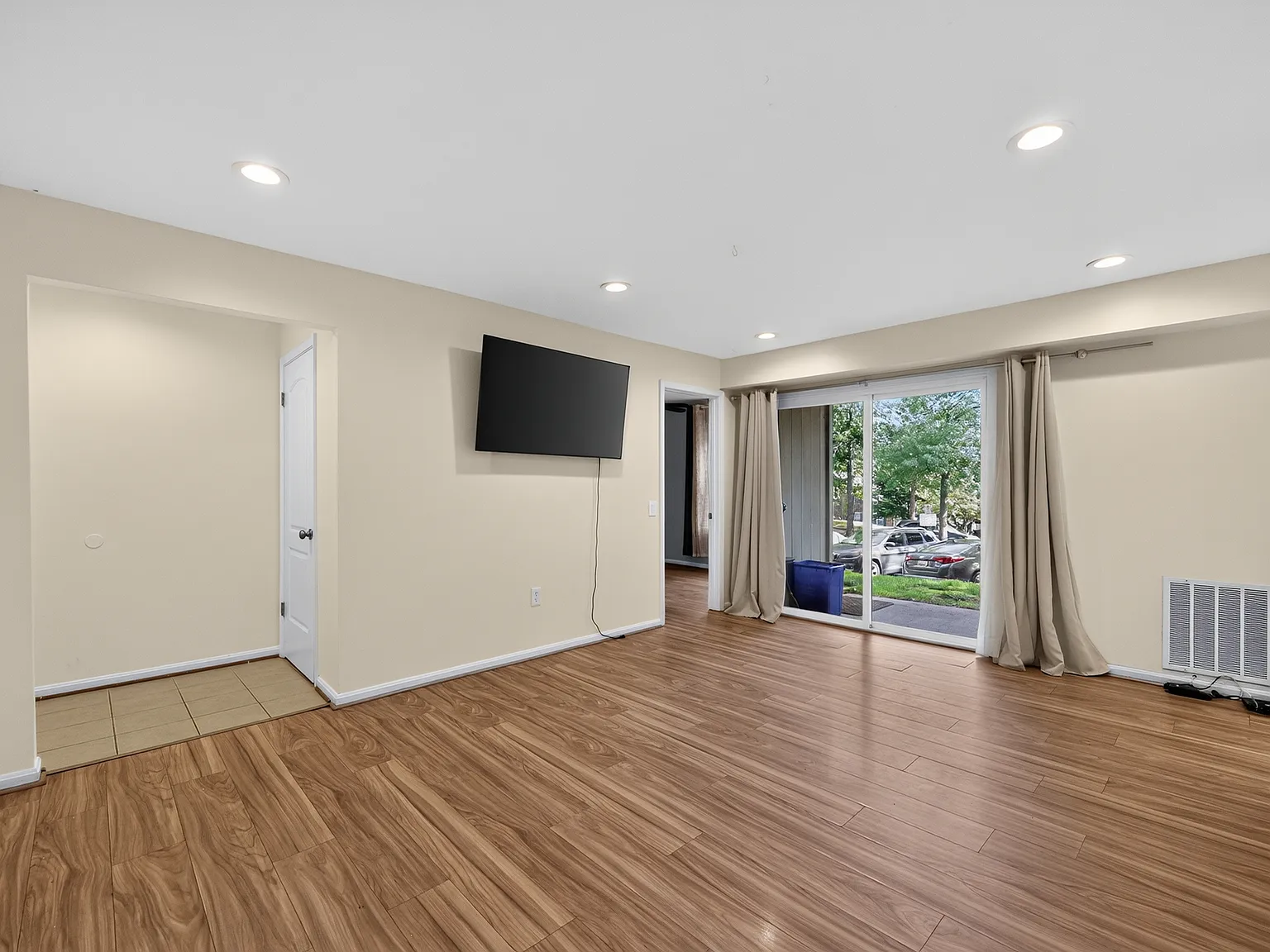 2 bed, 855 sqft, $2,350 — Photo 4