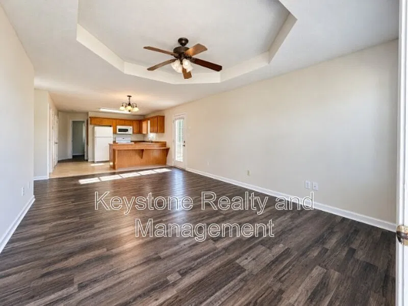 2 bed, 1.0 bath, 982 sqft, $900 — Photo 2