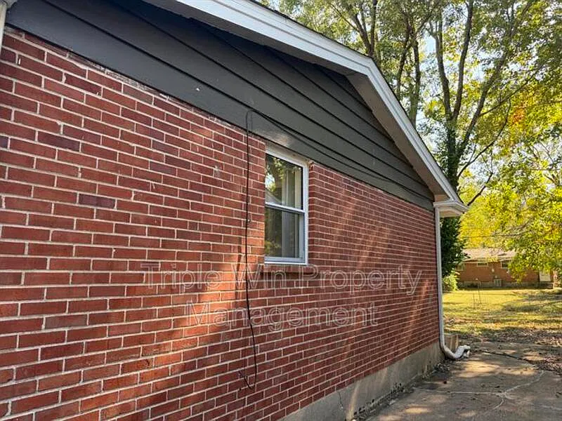 3 bed, 1.0 bath, 925 sqft, $1,475 — Photo 3