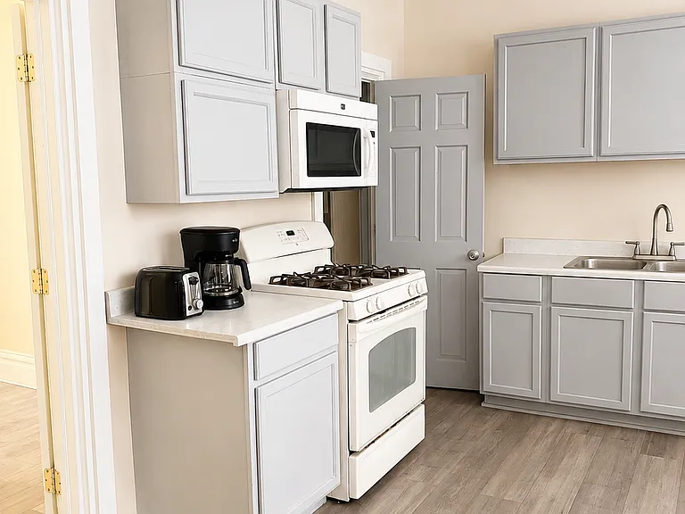 935 Prospect Ave NE #1B — Photo 6