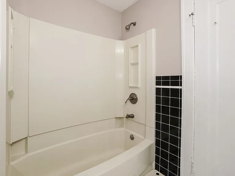 1360615_029_bathroom_12993474.jpg