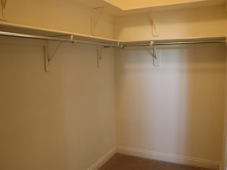 WALK IN CLOSET