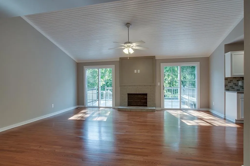 3 bed, 2.0 bath, 1432 sqft, $2,600 — Photo 3