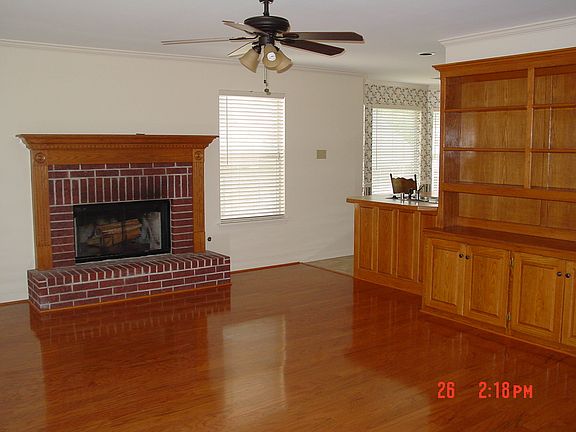 4th image of 2401 Stoney Creek Dr