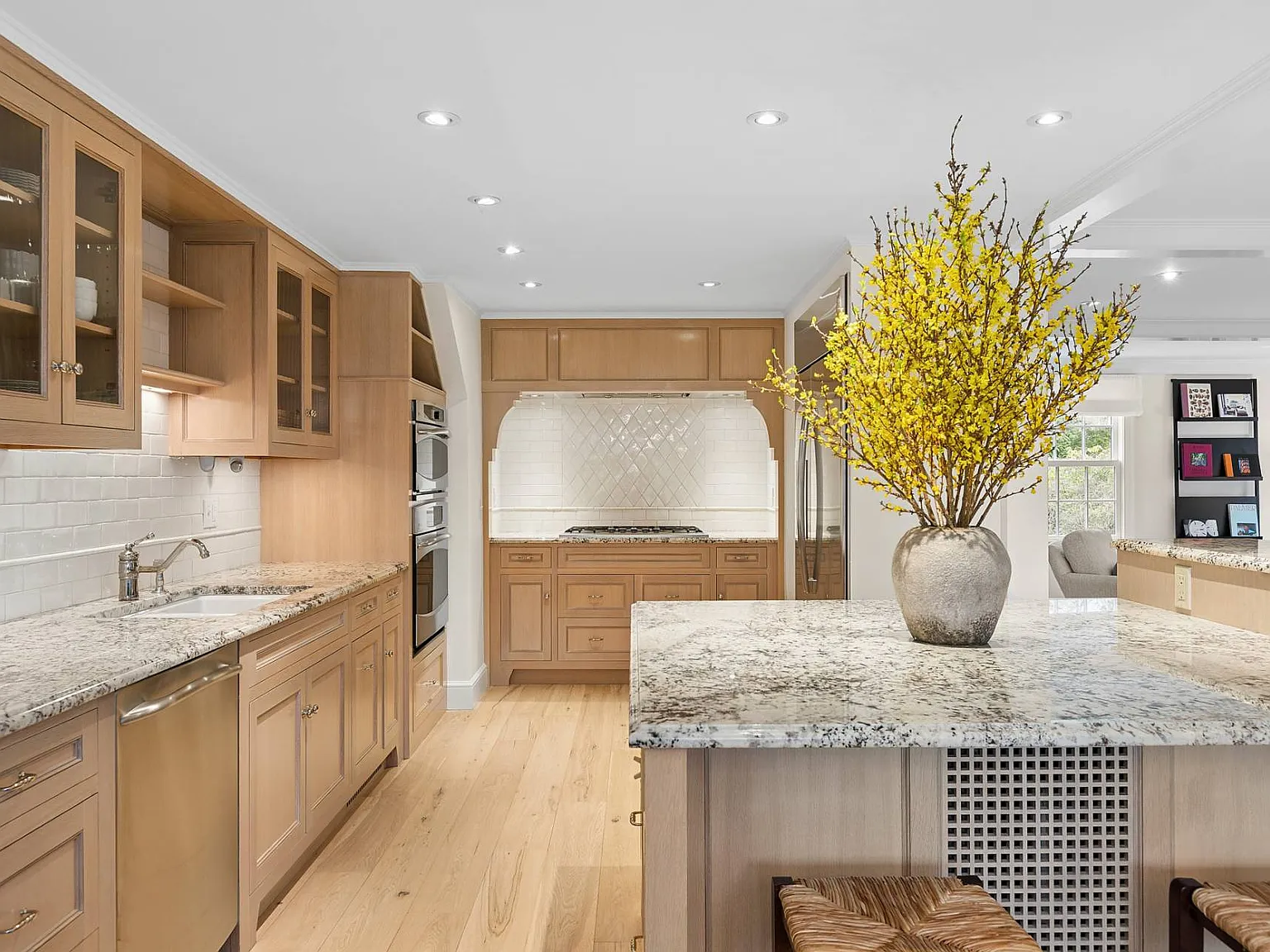 The Hedges Residence: An Exclusive Summer Offering — Photo 4