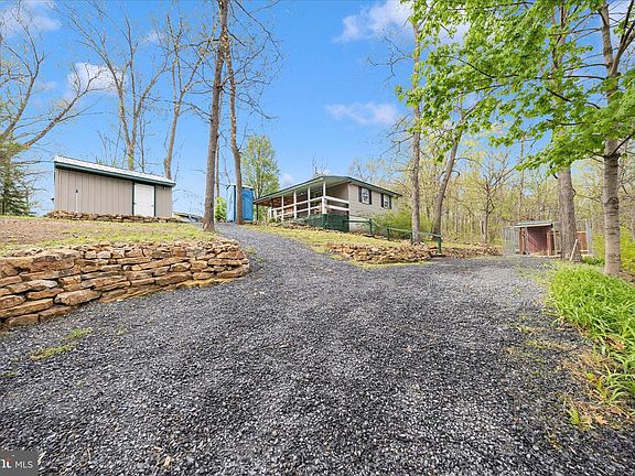 3rd image of 915 Center Square Rd