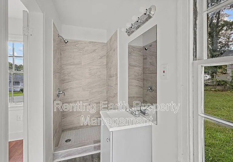2537 3rd St NE — Photo 4
