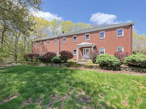 90 School St, Plainville, MA 02762