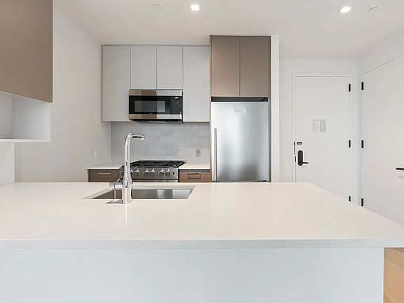 5th image of 92-27 160th St #2307