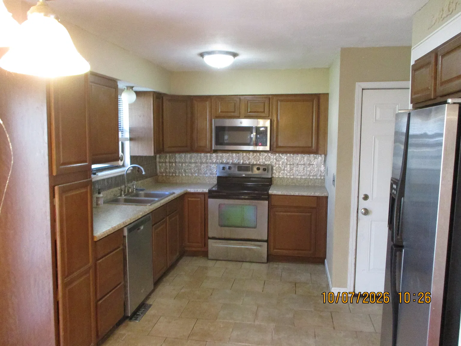 3 bed, 1056 sqft, $1,200 — Photo 2