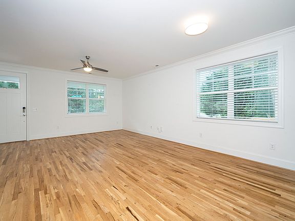 3rd image of 1634 Crest Rd #101