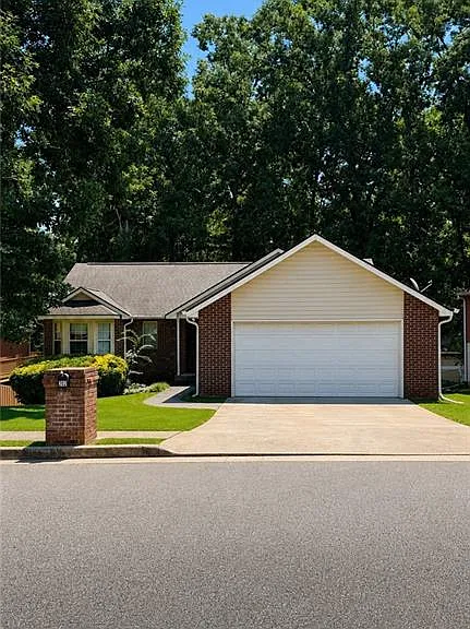 202 Oakwood Cir — Photo 1