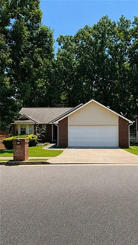 202 Oakwood Cir Photo 1