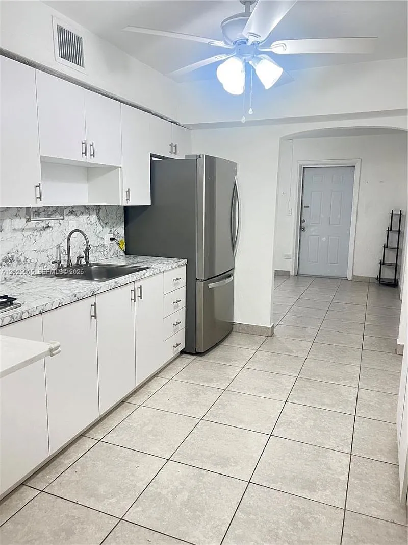 3 bed, 2.0 bath, 1606 sqft, $3,475 — Photo 4