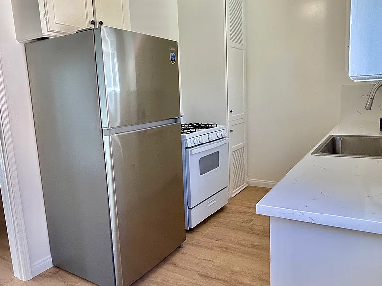 1212 W Victory Blvd — Photo 16