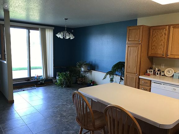 Dining room - walk out patio