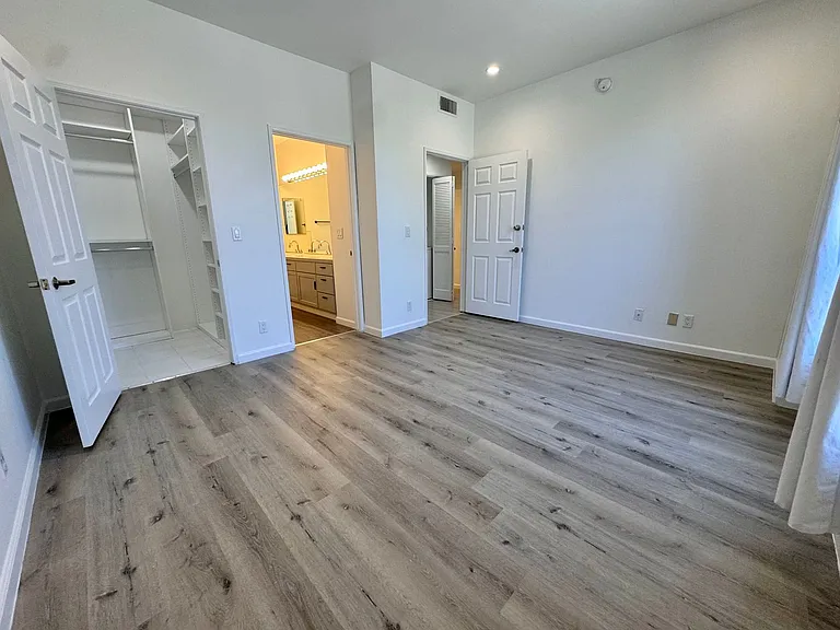 8915 Burton Way — Photo 24