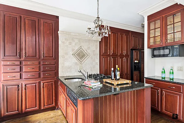 Sold by R New York | media 12