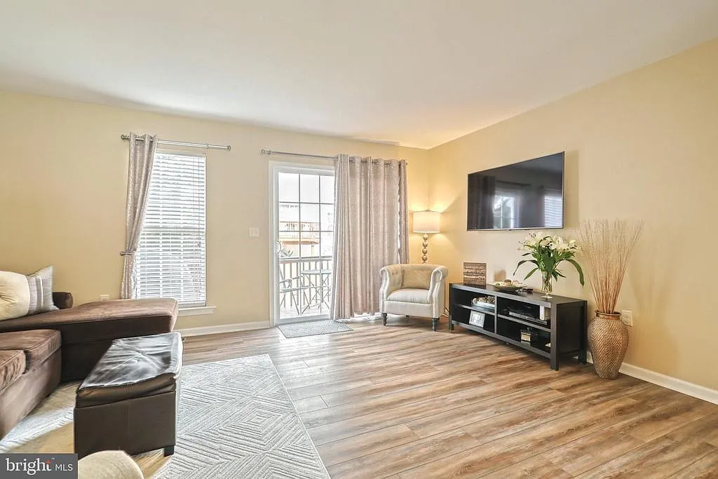 2 bed, 2.5 bath, 1750 sqft, $1,995 — Photo 2