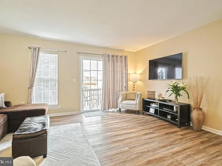2723 Foxshire Dr — Photo 2