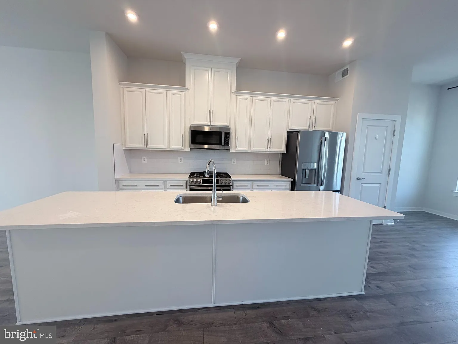 4 bed, 4.5 bath, 2674 sqft, $3,650 — Photo 3